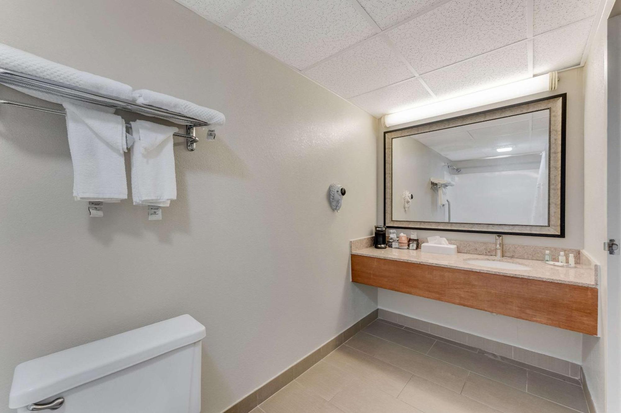 Quality Inn Істон Екстер'єр фото