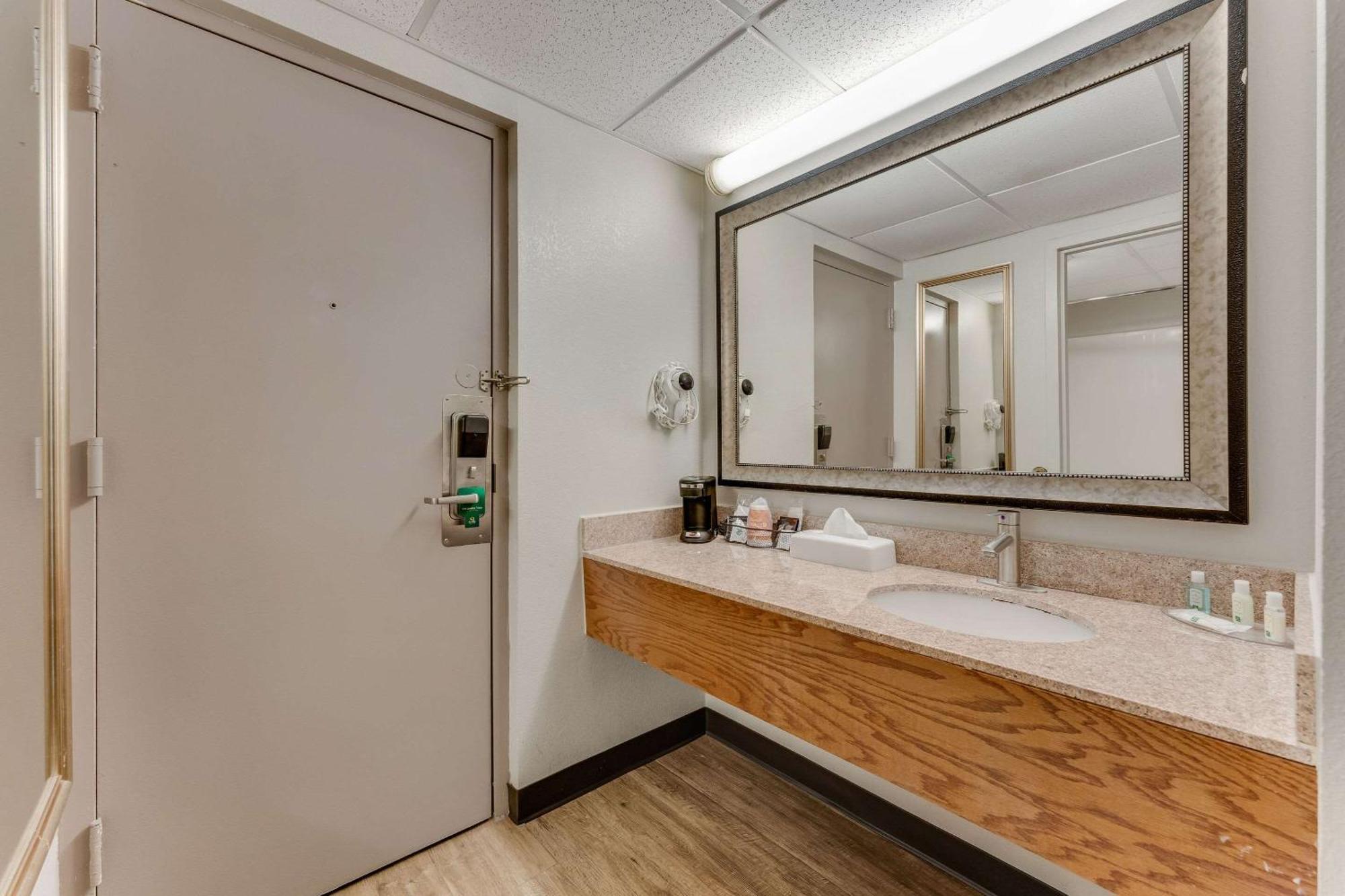 Quality Inn Істон Екстер'єр фото